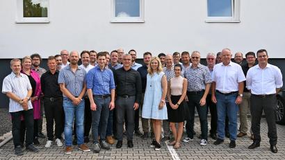 Bild: IHK/Antonia Küpferling/exb
Die 35 Unternehmerinnen und Unternehmer des neu gewählten IHK-Gremiums Nordoberpfalz rund um Gremiumsvorsitzenden Bernd Fürbringer (Zweiter von rechts) und IHK-Geschäftsstellenleiter in Weiden Florian Rieder (rechts) vertreten in den kommenden fünf Jahren die Anliegen der regionalen Wirtschaft.