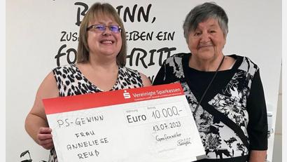 Bild: Sparkasse/exb
Kundenberaterin Martina Buchfelder (links) überreicht den symbolischen Spendenscheck an Anneliese Reuß.