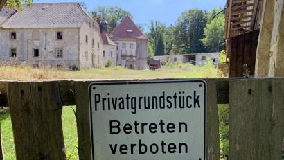 Archivbild: Gabi Schönberger
Der Verfall rings um Schloss Röthenbach (im Hintergrund) ist an allen Ecken des früheren Landsassenguts zu spüren.