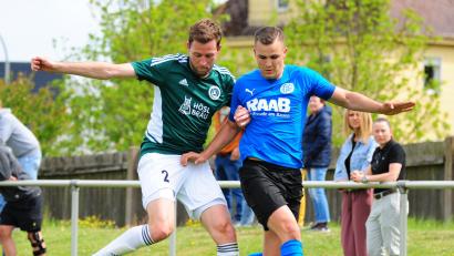 Archivbild: Thomas Schrems
Jahrelang hielt Martin Bächer (links) in der Landesliga die Defensive des SV Mitterteich beisammen. Ab sofort ist der erfahrene Innenverteidiger der Abwehrboss des Kreisligisten FC Tirschenreuth, der am Freitag in Marktleuthen gefordert ist.