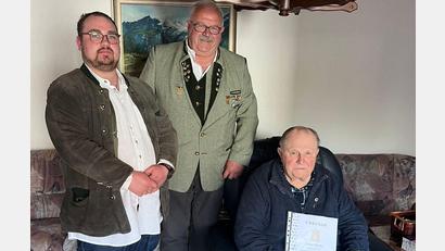 Bild: SV 1893 e.V./exb
Schützenmeister Matthias Franz und dritter Gauschützenmeister Reinhold Wild (von links) überreichen Ehrennadel und Urkunde an Josef Bierl.