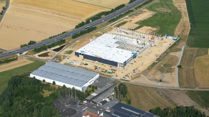 Luftbild: mür
Das Luftbild vom vergangenen Wochenende zeigt die Ausmaße des künftigen Schott-Logistikzentrums an der A93 und der Oberteicher Straße in Mitterteich. Links darunter zu sehen ist die bestehende, deutlich kleinere Schott-Lagerhalle.