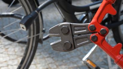 Bild: Andrea Warnecke/dpa
Fahrraddiebe sind mit unterschiedlichen Werkzeugen, auch mit Bolzenschneidern, ausgestattet.