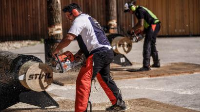 Archivbild: Daniel Grund/STIHL TIMBERSPORTS®/exb
Peter Bauer (vorn) gehört zu den besten Timber-Sportlern Deutschlands. Diese Aufnahme entstand am 23. August 2020 bei einem Wettbewerb im unterfränkischen Mellrichstadt.
