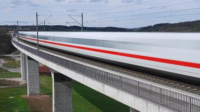 Bild: Volker Emersleben
Ein ICE in vollem Tempo zwischen Würzburg und Nürnberg. Gibt es so ein Bild bald auch in der Oberpfalz?