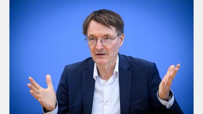 Bild: Bernd von Jutrczenka
Karl Lauterbach (SPD), Bundesminister für Gesundheit, informiert in der Bundespressekonferenz.