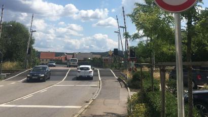 Bild: ihl
Am Bahnübergang ist die Geschwindigkeit auf zehn Kilometer in der Stunde begrenzt. Ähnlich wie bei der Ausfahrt aus dem Bank-Parkplatz soll eine zweite Haltelinie auf der Naabbrücke geprüft werden.
