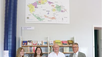 Bild: Stadt Tirschenreuth/exb
Franz Stahl, Horst Adler, Stadtbücherei-Leiterin Christine Henrich und Bücherei-Mitarbeiterin Tatjana Till unter der neuen Sudetendeutschland-Karte (von rechts).