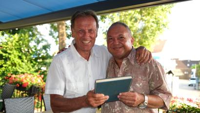 Bild: Hirsch
Der Schüler und sein Lehrer: Stefan Distler (rechts) ließ sich von Gerhard Balk (links) für das Reisen begeistern. Längst hat er seinen Mentor überflügelt. In seinem Buch "Lass Träume leben" erzählt er seine Lebensgeschichte.