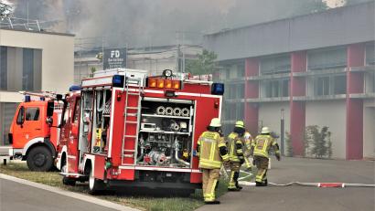 Bild: Dominik Altmann
Gegen 9.50 Uhr gab es laut Meldung aus dem Polizeipräsidium Oberpfalz die ersten Infos zum Brand an einer Schulturnhalle am sogenannten Schulberg in Cham.