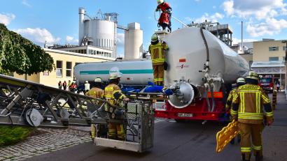 Bild: D. Zwick/exb
Mittels Drehleiter wurde bei der Einsatzübung auf dem Betriebsgelände der Nabaltec eine Person geborgen.