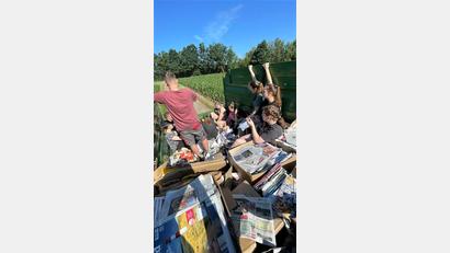 Bild: wmi
Erst auf zwei Kippern geladen landete das gesammelte Altpapier und die Kartonagen in einem großen Container. Die KLJB Schlammersdorf konnte sich wieder über einen tollen Erfolg bei Ihrer Sammlung für einen guten Zweck freuen.