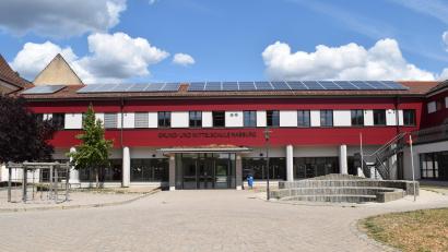 Bild: bnr
Die neu renovierte Grund- und Mittelschule ist das zentrale Gebäude des Schulverbandes Nabburg. Nach der Sanierung ist alles auf dem neuesten Stand.