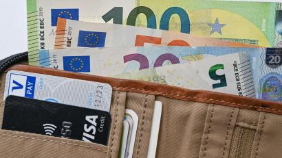 Bild: Patrick Pleul/dpa-Zentralbild/Illustration
Viel Geld und persönliche Dokumente steckten in einer Geldbörse, die neben einer Zapfsäule in Amberg am Boden lag.
