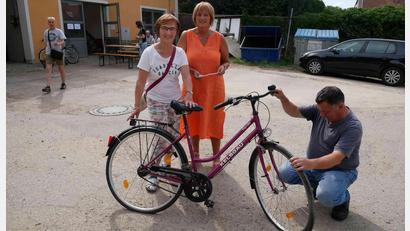 Bild: gz
Die begeisterte Radfahrerin dankt im Beisein von Quartiersmanagerin Petra Brenner dem Reparateur Karl Ebenhöh für die kostenlose Instandsetzung.