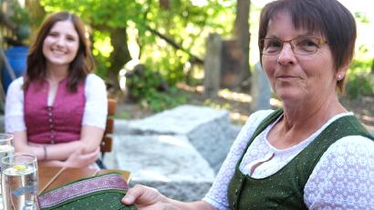 Bild: Hirsch
Maria Bartmann, hier zusammen mit ihrer Tochter Theresia, wählte ein Trachten-Grün, passend zum Janker ihres Mannes. Am Ende blieb sogar noch Stoff übrig für eine Tasche.