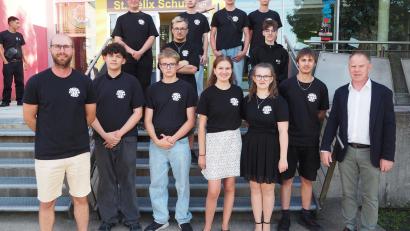 Bild: krb
Der gesamte Abschlussjahrgang der Neustädter St. Felix Schule war erfolgreich. Vorne, von links: Klassleiter Frank Prechtl, die Klassenbesten Luca Wagner, Mike Kubinger, Barbara Sammet, Julia Heinrich, Jan Scharnagl sowie Schulleiter Rainer Hetz.
