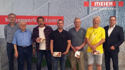 Bild: Petra Michael-Dornbach
Bei der Ehrung (von links): Geschäftsführer Martin Meier, Firmengründer Josef Meier, Günther Wildfeuer, Bernd Übler, Ludwig Butz, Albert Meier und Prokurist Franz-Josef Rauch