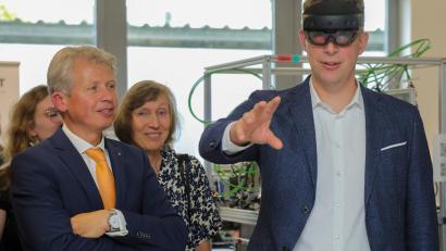 Bild: Wolfgang Steinbacher
Hinter dieser VR-Brille verbirgt sich der bayerische Wissenschaftsminister Markus Blume (OTH). OTH-Präsident Clemens Bulitta (links) durfte mit ihm die neuen Räume des Digitalen Campus einweihen.