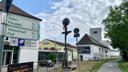 Bild: Gabi Schönberger
Über die Jahre ist der Start des Bocklradwegs am ehemaligen Bahnhalt in Neustadt/WN unansehnlich geworden. Die Stadt hofft jetzt auf Fördergelder, und hat Ideen, das Fleckerl wieder schön zu gestalten.
