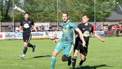 Archivbild: Gebert
Der SV Mitterteich empfängt am Samstag den Baiersdorfer SV. Im ersten Punktspiel der neuen Landesliga-Saison hoffen die Stiftländer natürlich auf die Treffsicherheit von Torjäger Marco Kießling (grünes Trikot).