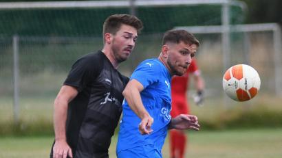 Bild: otr
Paul Scherm (links) vom FC Weiden-Ost versucht gegen Tarkan Özdemir, Neuzugang beim SV Schwarzhofen, an den Ball zu kommen.