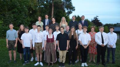 Bild: dob
An der Pfalzgraf-Friedrich-Mittelschule erreichten einige Schüler wieder hervorragende Ergebnisse. Bester wurde Timo Zellner (vorne, Mitte) mit einem Notendurchschnitt von 1,2. Dazu gratulierten die Rektoren und Lehrkräfte ganz herzlich. Die Besten aus den verschiedenen Jahrgangsstufen erhielten Auszeichnungen unn werden auch noch von Landrat Andreas Meier im Landratsamt ausgezeichnet.