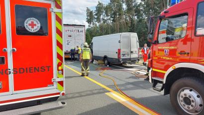 Bild: Kreisbrandinspektion Schwandorf/exb
Ein Sattelzug musste auf der A 93 wegen des beginnenden Baustellenbereichs seine Geschwindigkeit reduzieren. Der Fahrer eines Kleintransporters erkannte dies zu spät und fuhr auf.