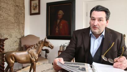 Bild: Thomas Dobler
Wenn Martin Irl als Leiter des Schwarzenfelder Holnstein-Archivs seine Alben öffnet, fördert er immer wieder ungewöhnliche Geschichten zutage.