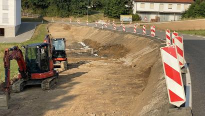 Bild: gri
Entlang der Staatsstraße wird ein Gehweg angelegt, der das neue Baugebiet mit einer neuen Bushaltestelle und dem Dorf verbindet.