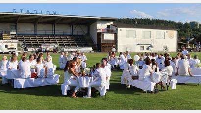 Bild: mfh
Das sogenannte White Diner des Schlackenvereins fand dieses Jahr im Aicher-Stadion statt.