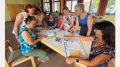 Bild: ck
Beim Evangelischen Frauenbund in Vohenstrauß sind die Vorbereitungen für die Ausstellung "Rebellinnen" in der heißen Phase. Es werden Flyer und Plakate entworfen und gedruckt. Von links: Andrea Weich, Bärbel Riedel, Nina Mehta-Jander, Christa Lehner, Lore Marko, Lydia Gajan, Ute Sommer und Silvia Wurdack.