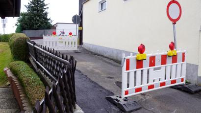 Bild: bkr
Nur 32 Meter misst die Verbindung von der Bergstraße zum Ringweg. Doch droht, ein Teil von ihr wegzubrechen, weil die Palisaden auf dem Privatgrund (links) stark nach innen neigen. Die Gemeinde versucht nun, eine für alle verträgliche Lösung zu finden. Bis dorthin bleibt der Verbindungsweg gesperrt.