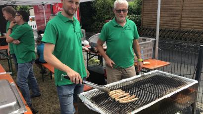 Bild: sei
Ein tolles Team am Bratwurstgrill gaben Siedlerchef Johannes Wittmann und dritter Bürgermeister Johann Gurdan ab. (von links).