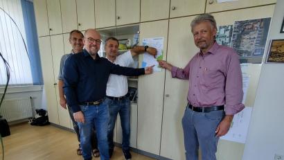 Bild: Gemeinde Furth/exb
Prozessbegleiter Dr. Klaus Zeitler mit den Bürgermeistern Andreas Horsche, Rico Schmidt und Lothar Müller (von links) vor der Karte, die die Mitgliedsgemeinden des Projekts Zukunftswerkstatt Kommune zeigt.