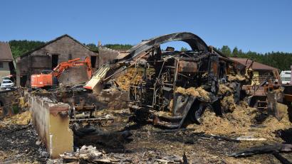 Bild: dob
Das Feuer vernichtete nicht nur die Heu- und Strohvorräte, sondern auch landwirtschaftliche Maschinen.