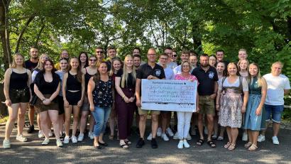 Bild: sak
Der Vorstand der Kirwagemeinschaft Schlicht übergibt eine 300-Euro-Spende an die Selbsthilfegruppe Krebskranker Kinder Amberg-Sulzbach.