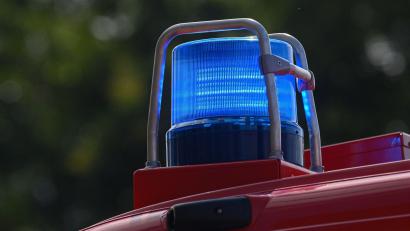 Symbolbild: Robert Michael/dpa-Zentralbild/ZB/Symbolbild
Ein Blaulicht leuchtet auf dem Dach eines Einsatzfahrzeugs der Feuerwehr. Am Donnerstag, 20. Juli, war ein Einsatz in Atzlricht notwendig.