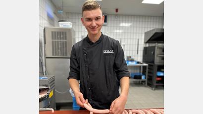 Bild: Edeka-Legat/exb
Seit Anfang Juli ist der 19-jährige Cedrik Legat aus Kondrau Metzgermeister – das Foto zeigt ihn bei der Herstellung von Bratwürsten in der Metzgerei des Edeka-Markts in Neustadt/WN. Dort ist der Sohn von Claudia und Stefan Legat vorübergehend im Einsatz.