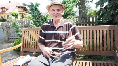 Bild: bl
Georg Süß, alias "Löffel-Girgl", aus Rottendorf bei Niedermurach versteht sich auf eine seltene Kunst: Er begleitet Volksmusikanten mit einem Löffel-Paar als Perkussionsinstrument.