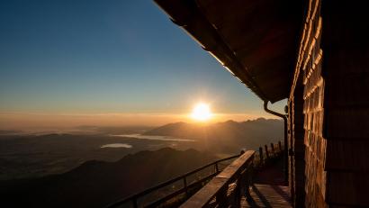 Bild: Andreas Drouve/dpa
So kann ein Tag starten: Sonnenaufgang an der Ostler-Hütte auf dem Breitenberg.