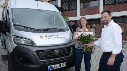 Bild: bey
Wie in der Vergangenheit wird auch Stefanie Lindner den Gemeindebus wieder steuern. Weiterhin viel Glück und unfallfreies Fahren wünschte Bürgermeister Sebastian Hartl,