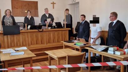 Bild: Thomas Dobler
Mit Haftstrafen ahndete das Erweiterte Schöffengericht in Schwandorf das massenhafte Ausstellen falscher Impf- und Maskenbefreiungsatteste durch ein angeklagtes Arztehepaar.