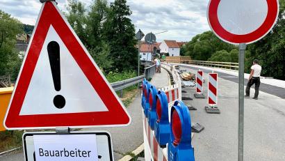 Bild: Gabi Schönberger
Nur Fußgänger und kreuzende Bauarbeiter sind derzeit auf der Waldnaabbrücke in Neustadt/WN unterwegs.