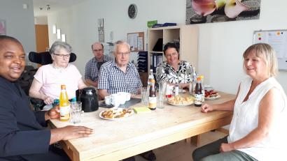 Bild: pz
Pfarrvikar Gerald, Karin und Karl Rothenaichner, Sandra Dittebrand und Katrin Dietz (von links) nach der ökumenischen Andacht an der Kaffeetafel im Wohnzimmer, im Hintergrund der Sohn einer weiteren Bewohnerin.