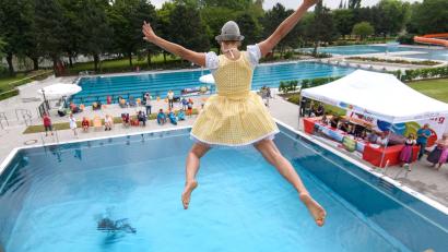 Bild: picture alliance / dpa/Archivbild
Eine Teilnehmerin springt während der zweiten Europameisterschaft im Dirndlspringen vom Fünf-Meter Brett.