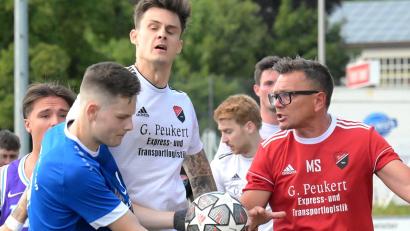 Bild: Werner Franken
SpVgg-SV-Neuzugang Simon Kasper (links) legte sich in der Schlussphase mit den Seebachern an (rechts Trainer Manfred Stern).
