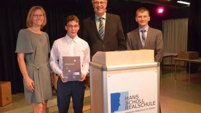 Bild: Kunz
Die Hans-Scholl-Realschule verabschiedet voller Stolz ihren Schulbesten. Von links: Klassleiterin Stefanie Müller, Luca Kunz, Schulleiter Michael Meier und Konrektor Christopher Kick.