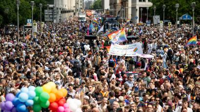 Bild: Fabian Sommer/dpa
Bunt, schrill und ausgelassen - so präsentiert sich die Parade zum Christopher Street Day (CSD) in Berlin.