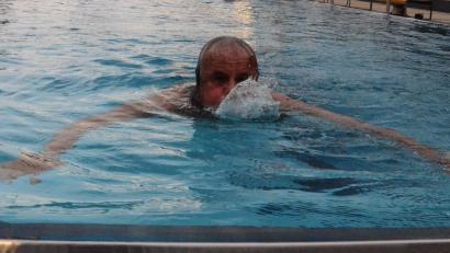Bild: Kunz
Mit Begeisterung machen die Schwimmer mit und ziehen im Schätzlerbad Bahnen für den guten Zweck.